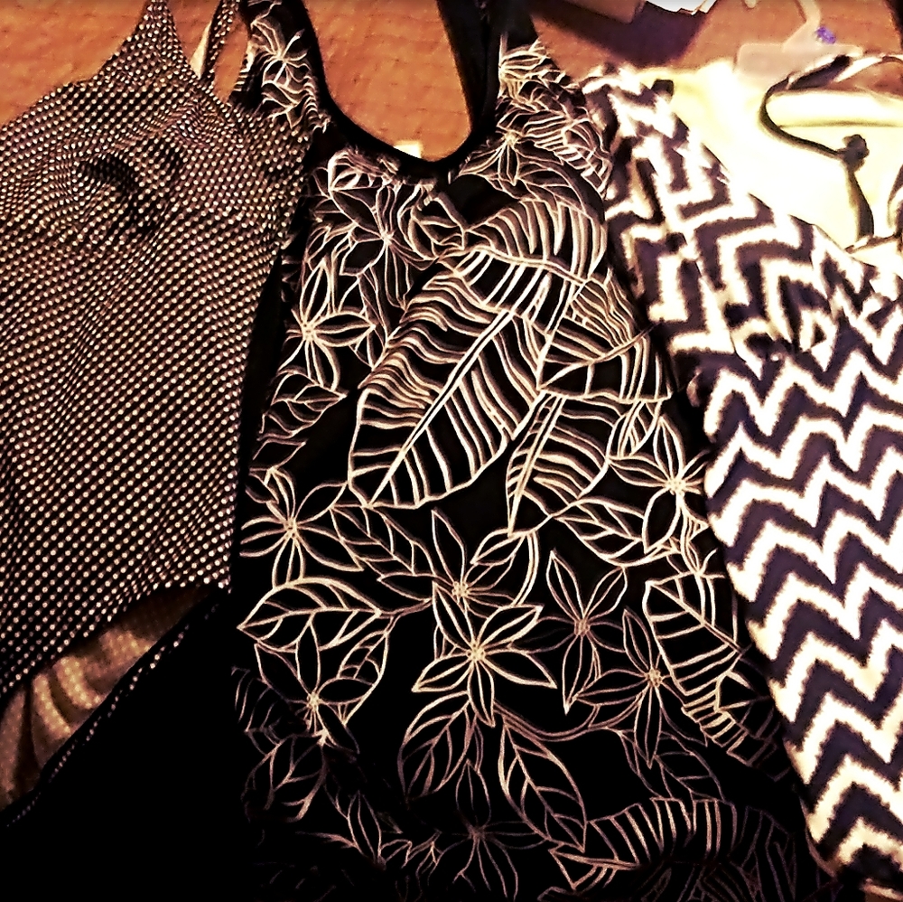 Woman's Clothes - Picture 2 of 12